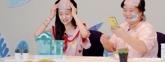 手机|郑爽上节目遭吐槽,玩游戏作弊,喝水作假,即使录节目手机都不离手