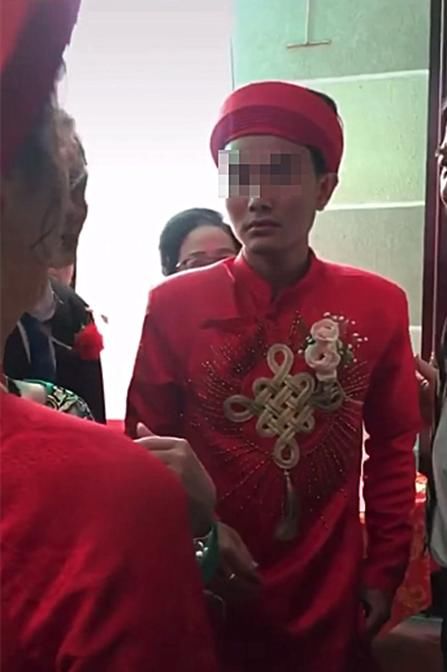 走后门|女子因婚前怀孕结婚当天被婆婆要求走后门，新郎站在一旁默不作声