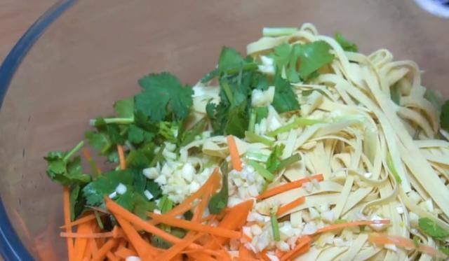 下酒|菠菜不做汤,简单方便,这样吃下酒比肉还香