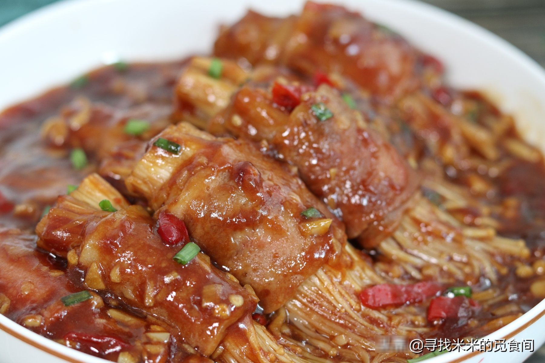 美味|培根金针菇这样做,鲜香美味口感好,酱汁拌饭更过瘾,太下饭了