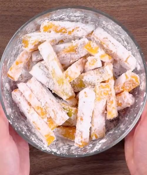  鸭蛋|鸭蛋黄焗南瓜的用料，鸭蛋黄焗南瓜的做法，甜咸适口，软糯沙甜有营养又好吃