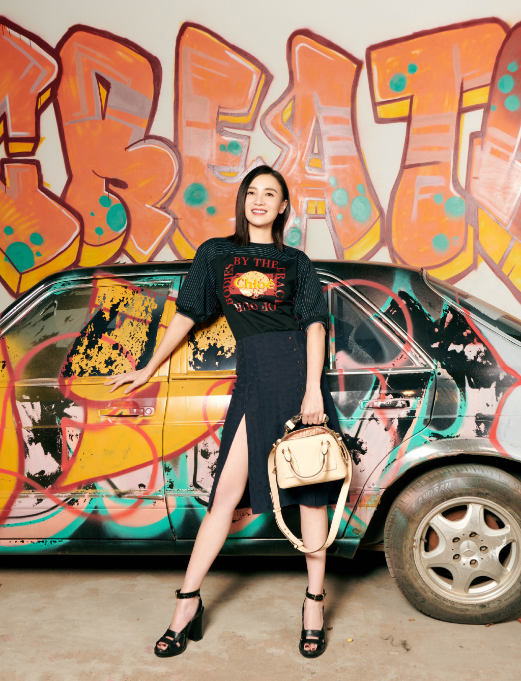  宋佳|宋佳娱乐圈气质独一份，穿黑色西装配白衬衫，男明星都很难帅过她