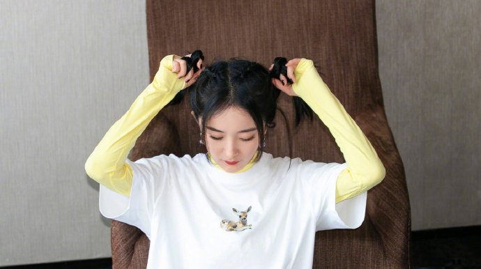 发型|辣妈变少女的发型，首选双马尾，杨幂郑爽都换上了，让你美过初恋
