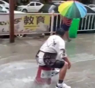  消防栓|硬核！消防栓爆裂狂喷水，小伙一屁股坐下，人肉压水花~