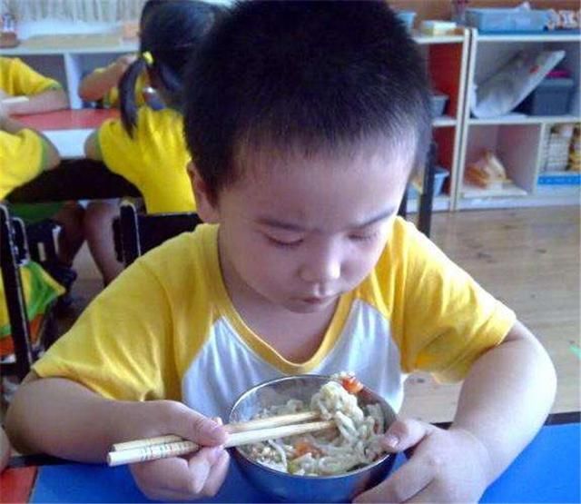 李奶奶|酒席上，奶奶端起一整盘肉给孙子，同桌人提醒反被怼：我也花钱了
