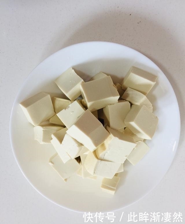 食用|西红柿炖豆腐,美味特下饭,汤汁泡米饭,熊孩子能吃两大碗!