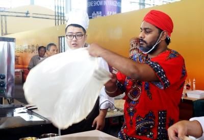 旅游|中国游客去印度旅游,在街头吃飞饼,导游见后大叫:别吃!