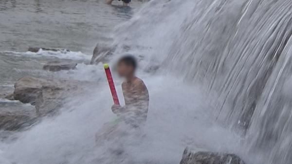 池塘|郑州一人造瀑布秒变“澡堂”更有甚者直接在“水中遛狗”