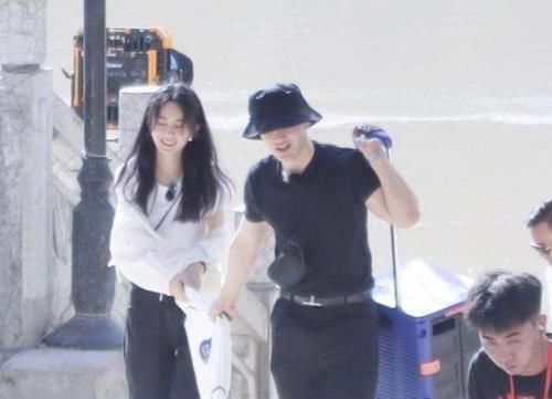  一目了然|《中餐厅4》开录，赵丽颖李浩菲齐聚菜市场，谁更受重视一目了然