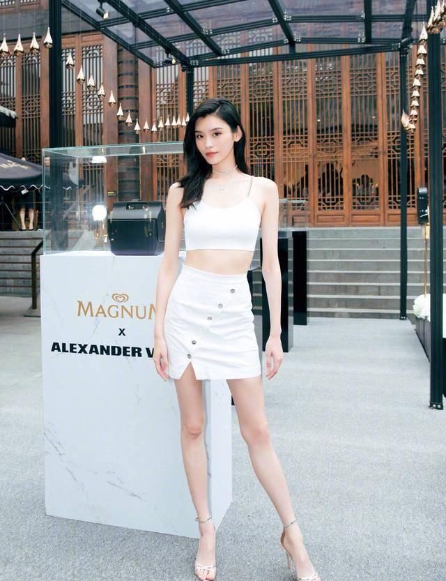  打白|奚梦瑶心真大，侧身秀美背却忘打白，和脸比色差也明显了吧！