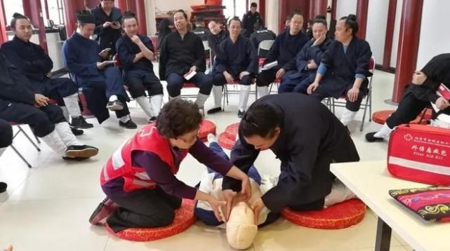 神器|这个「救命神器」大街上就有,关键时刻你却不会用