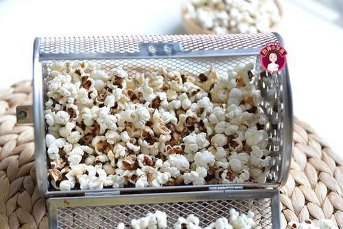  零食|自制焦糖爆米花，追剧听歌小零食，1把玉米豆爆出一大笼，焦脆脆