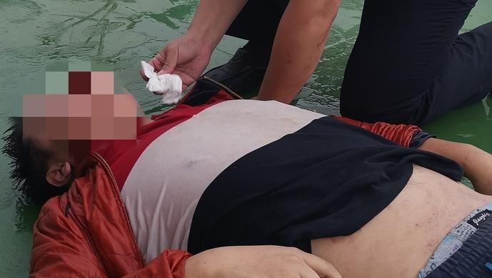  直播|网红主播不满粉丝打赏，直播跳黄浦江