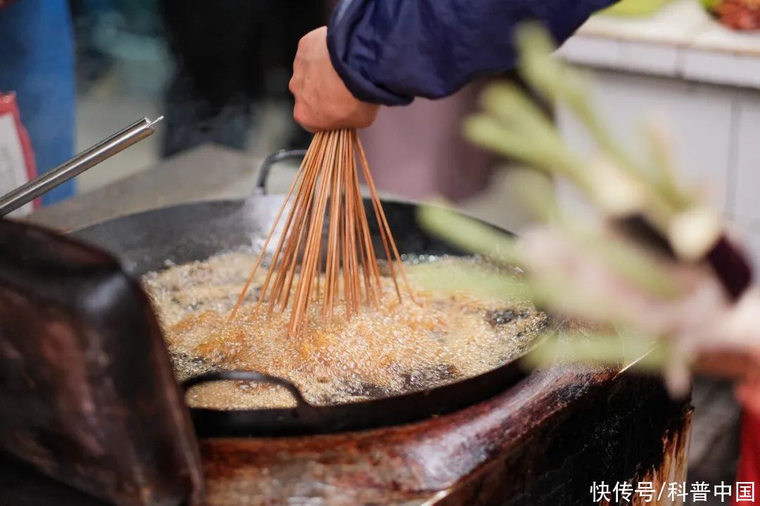 常吃油炸食品对身体有什么危害(越吃越想吃，油炸食品到底有什么危害？)