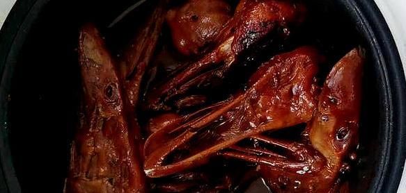  卤鸭|教你秘制香卤鸭头，绝味香辣两斤不够吃，邻居都闻到卤水的香味