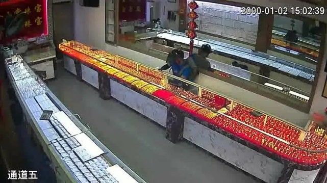 衣服|扛着一辆摩托车在山上逃窜！浙江持刀抢劫犯落网，逃亡中曾偷稻草人衣服伪装流浪汉，几天里只吃了一个南瓜