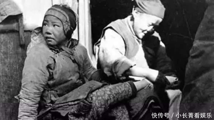 缠足|晚清老照片:独轮车坐9人严重“超载”,表情痛苦的缠足小女孩