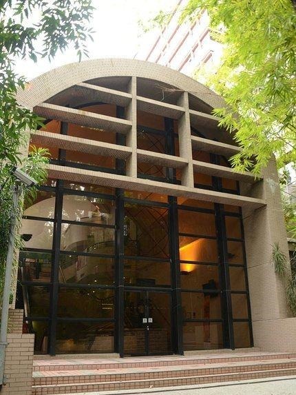  李嘉诚|她不顾家人反对执着下嫁于他，离奇过世后丈夫竟为她盖了一栋楼