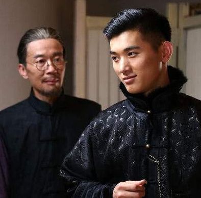 成龙|他12岁被成龙欣赏,却因甄嬛传走红,如今三十多岁依旧单身