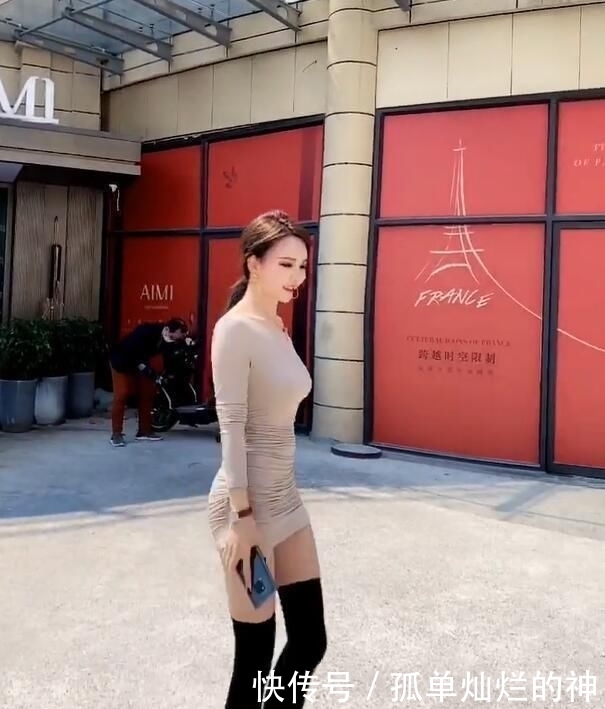 美女|打扮精致的美女,在春天也能落落大方