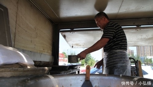 国内最大的馍|河南大爷卖巨型肉馍十多年,称有些人相隔千里还想着这口味儿