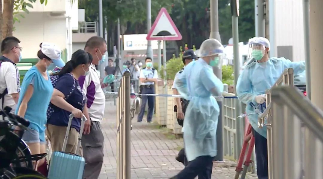 疫情|今天，内地核酸检测支援队7名先遣队员抵港！市民手举国旗高喊：祖国万岁！