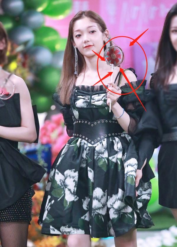  过于|硬糖少女参加《炙热的我们》，有谁注意她们手上拿的啥？过于真实