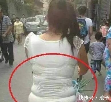 姑娘|现在的姑娘穿衣真的是随性,我在旁边看着都替她感到尴尬