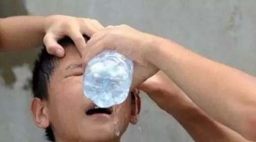  眼球|可怕！仅20分钟眼球被溶化！男孩终生失明！暑假格外要注意！