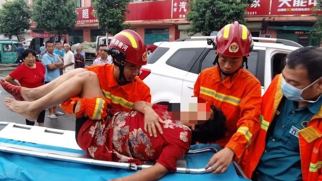  现场医护人|凌晨发生车祸2人被困受伤 消防20分钟快速救出