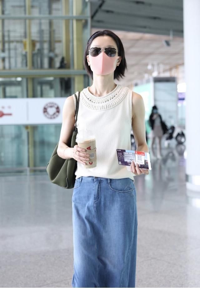 杜鹃|杜鹃身材太瘦了，腋下包包显得她十分娇小，无袖上衣更是显身材