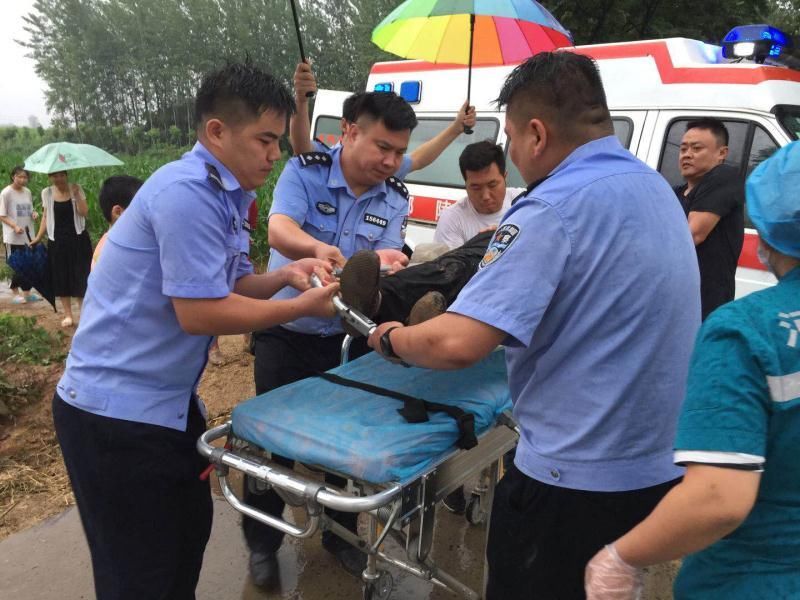  车辆|鄢陵雨天突发，老人车辆侧翻！