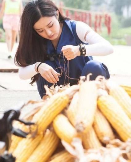 潮装|33岁赵丽颖又出新照,颖宝穿潮装出镜大秀好身材,与粉丝互动细节看出人品