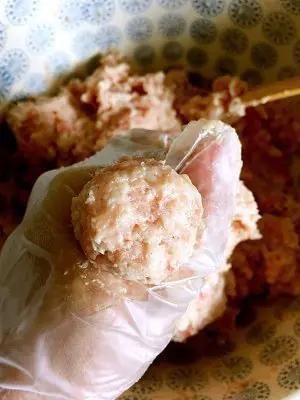 好吃|1斤猪肉,1节莲藕,教你正宗炸莲藕丸子的做法,又香又酥脆,好吃