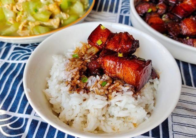 今日|今日午餐，一个红烧肉，一个丝瓜炒蛋，一个空心菜，用时40分钟