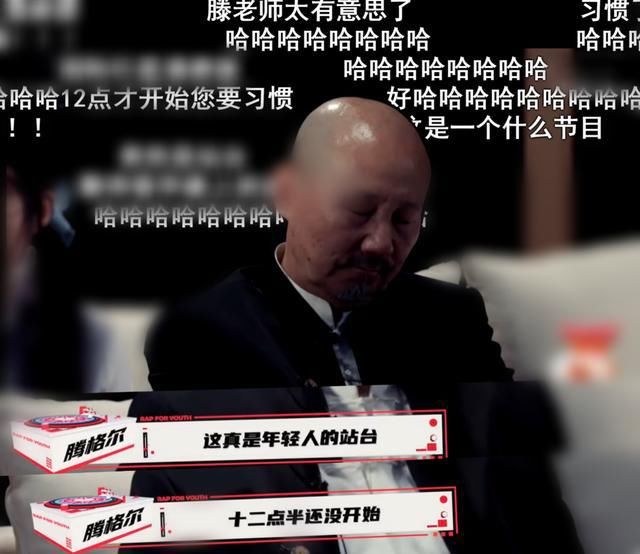  表演|60岁腾格尔当评委，看表演只顾玩手机引批评，扮女装被指太心酸