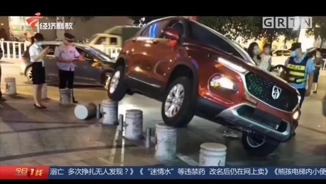  新手|新手司机把车开上石墩“表演跳桩”，路人：咋做到的？