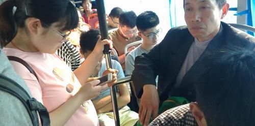 让座|＂我是孕妇，你就得给我让座！＂面对逼迫，7岁男童的反应尽显教养