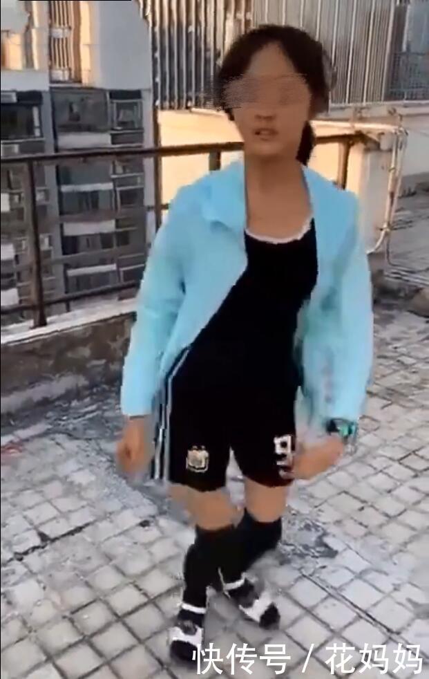 澄清|“妹妹赶紧松手,跳下去”,蓝衣女孩怂恿同伴跳楼,母亲现身澄清