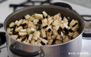 茄子|纯素炖菜食谱，茄子加上番茄这样做，营养丰富还好消化