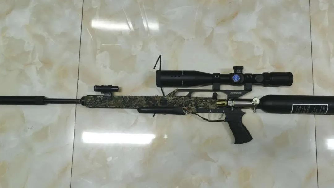 千里|蹲着吃泡面也要整整齐齐的，这是我们的“千里缉枪记”