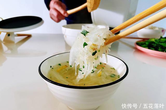 营养|10月萝卜大量上市，脆嫩多汁，用来烧汤很香，营养高别不懂得吃