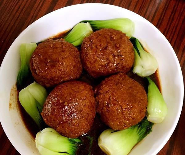 淀粉|美食精选红烧狮子头,香煎茄盒,豆芽炒胡萝卜,蒜黄笔管鱿鱼