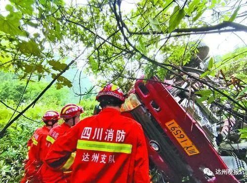  女子|惊险！大货车冲出道路悬挂半山腰，离地20米！一女子被困