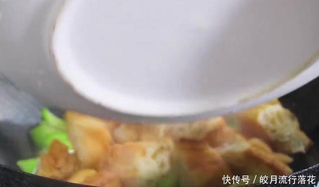 油条|丝瓜加两根油条,清香爽口,夏天吃起来清爽开胃,下饭又解馋!