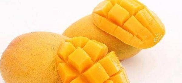 芒果|女子拿芒果在火上烤,又用刀划了两下,这操作结果神了