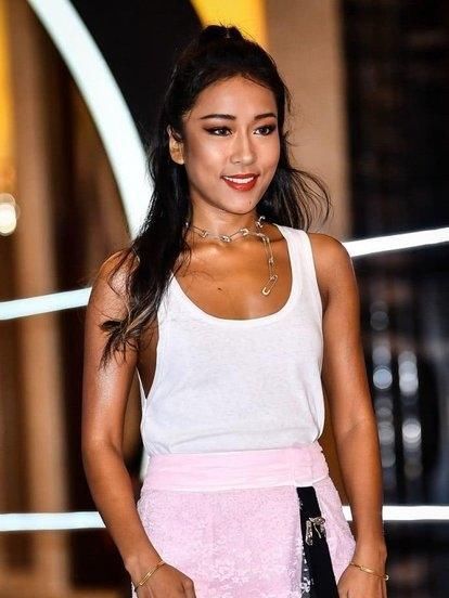  音乐|吉克隽逸造型真出彩，抹胸裙装秀美肩，亮片丝袜太抢镜