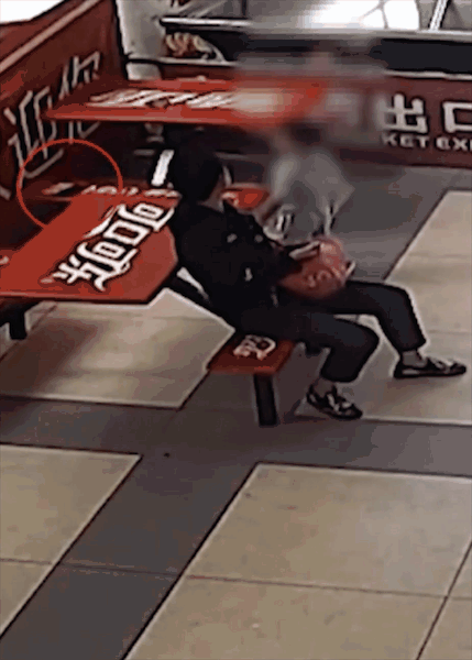 挥手|妈妈挥手4次叫宝宝偷捡手机,是偷,还只是捡,网友吵翻