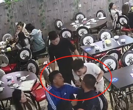  魔鬼|“冲动是魔鬼”，因长得像朋友而引斗殴，1男子拿起酒瓶就砸头