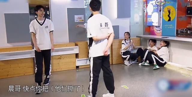  撕名牌|郭麒麟“女人缘真好”，被三个姐姐围堵，逃离后终于一雪前耻